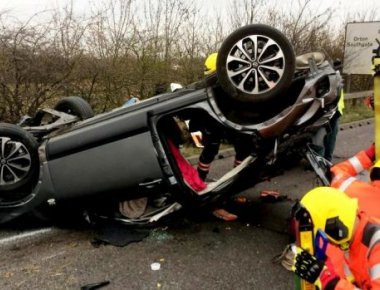 Κι όμως βγήκαν ζωντανοί! Αυτοκίνητο απογειώνεται 4 μέτρα ψηλά, χτυπάει σε δέντρο και προσγειώνεται με τη σκεπή (βίντεο)